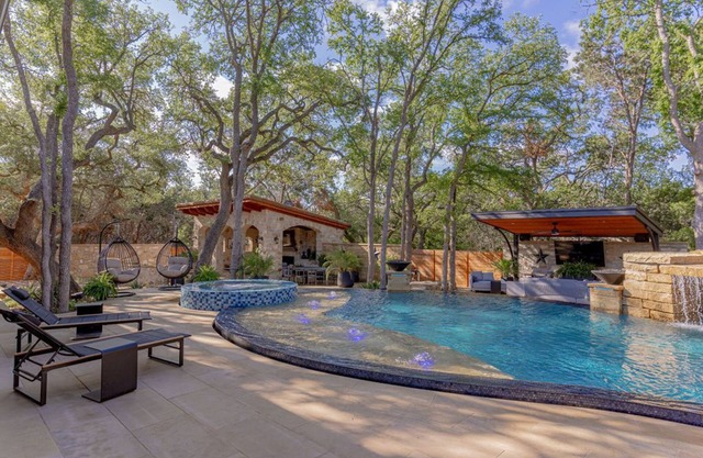 Designer Interiors, Private Pool & Prime Location - Perfect Getaway Near Austin