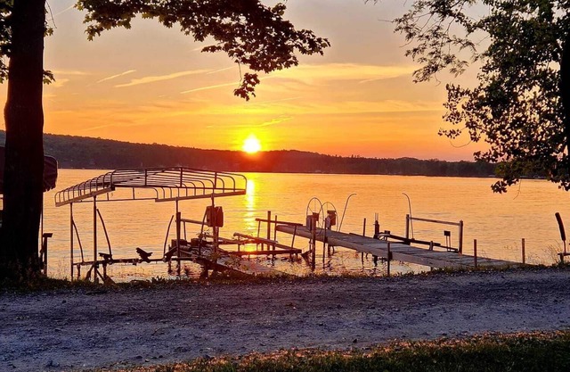 Designer Lakefront 2 BR, 1 BA w/Lake Access, Driveway Parking & Private Beach