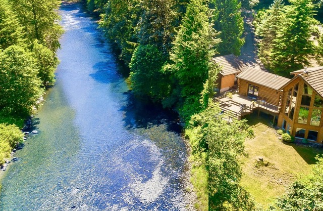 5-Sterne Waterfront Log Home auf abgelegenen Morgen mit OMG Views