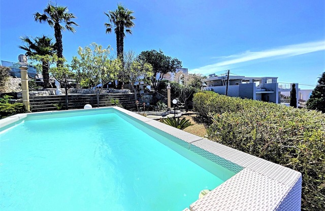Ferienhaus mit Design-Pool & Meerblick beim Strand