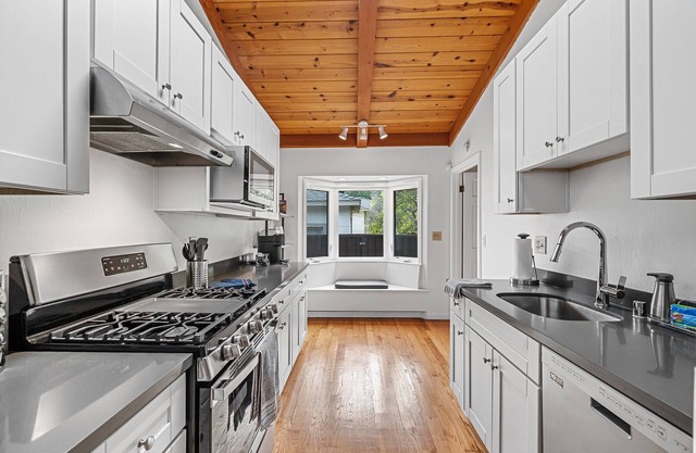 Designer retreat home near Stanford! Luxury, Gym, Peloton, office,Backyard,BBQ