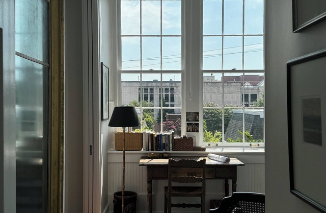 Designer's Historic Downtown Pied a Terre near Broad. Private Parking 30-day min
