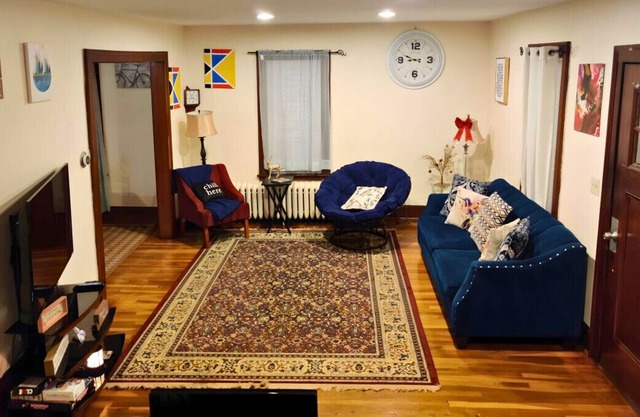 Desirable 3 BR Cape East Hartford CT - Free Parking + Wifi