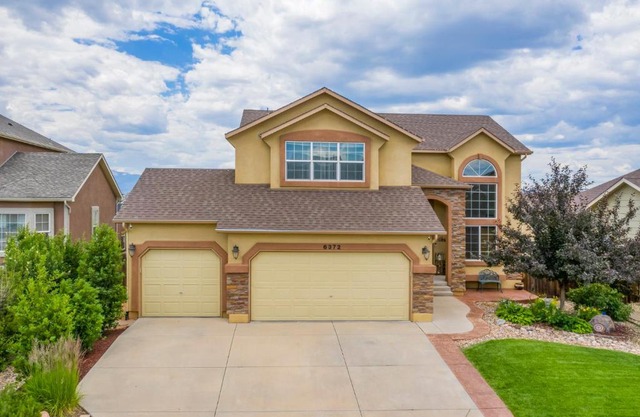 Desirable and Spacious with Mountain Views, Deck, Grill and Yard - Walk to coffee and ice cream!