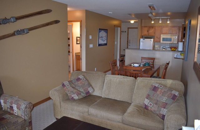 Desirable Top Floor Creekside Condo - Awesome Views - Close to trails!