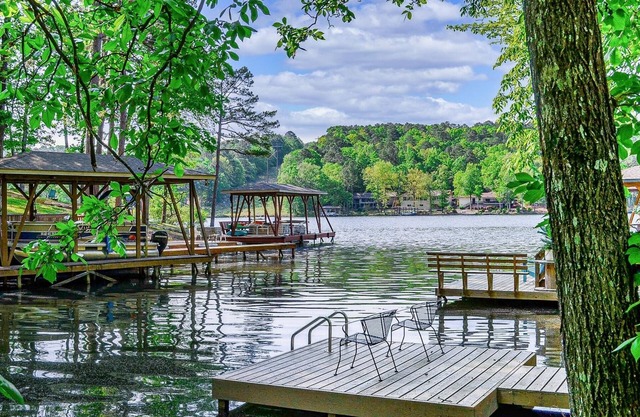 DeSoto Diamond - A very nicely updated two level town home on Lake DeSoto in Hot