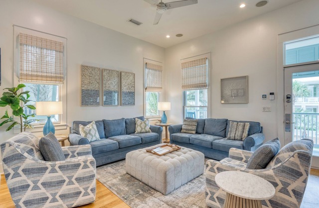 Destin Dream by AvantStay | 2-Story Home, Walk to Beach, Hot Tub