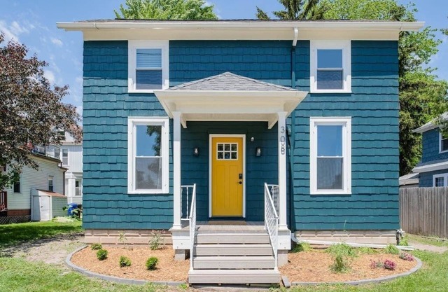 -Destination Downtown - 2 bed, 1 bath