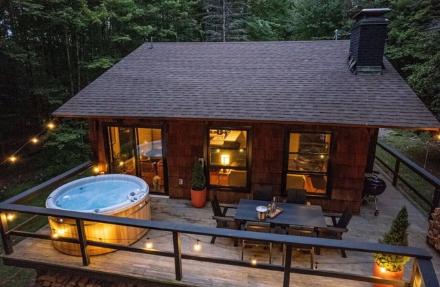 Destino Catskills Chalet - Hot Tub and Fire Place