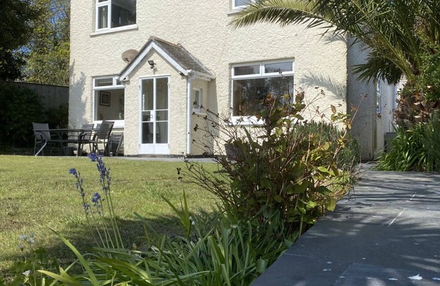 Detached 4-bedroom house close to beach and town with beautiful private garden.