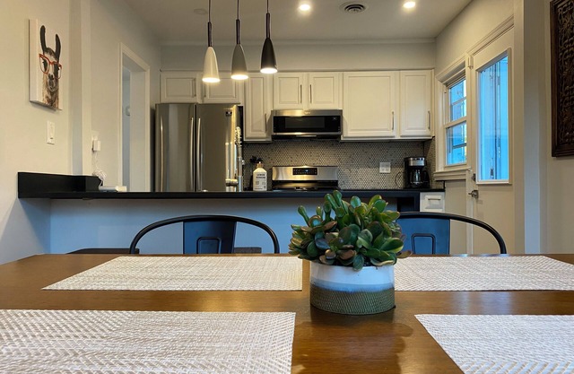 Detached 5-bedroom house w/off-street parking