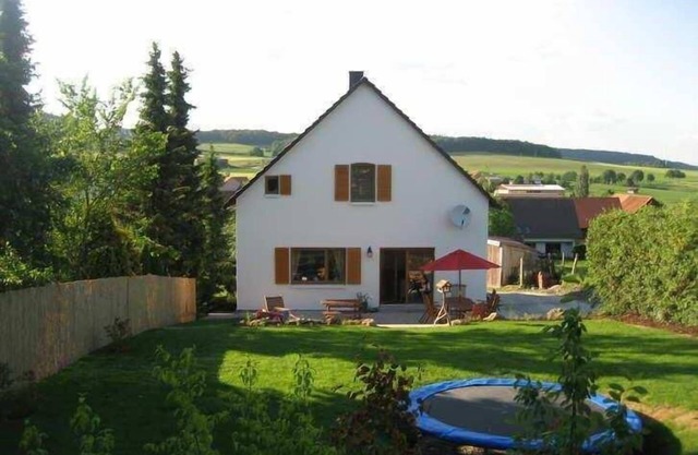 Freistehende geräumige Haus mit großem Garten