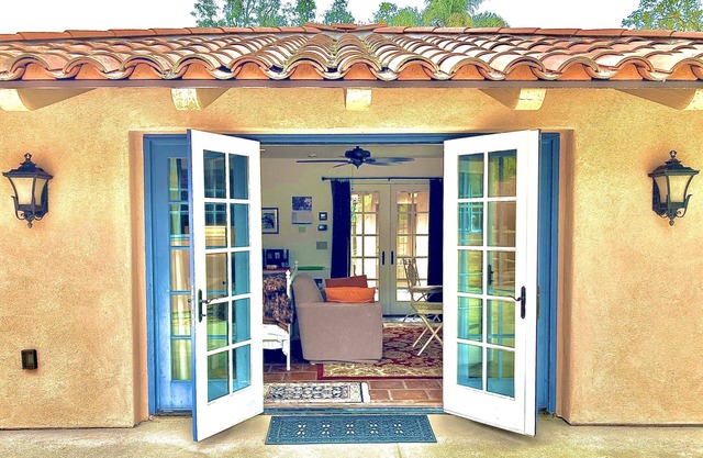 Detached casita in gated property. Family and pet friendly.