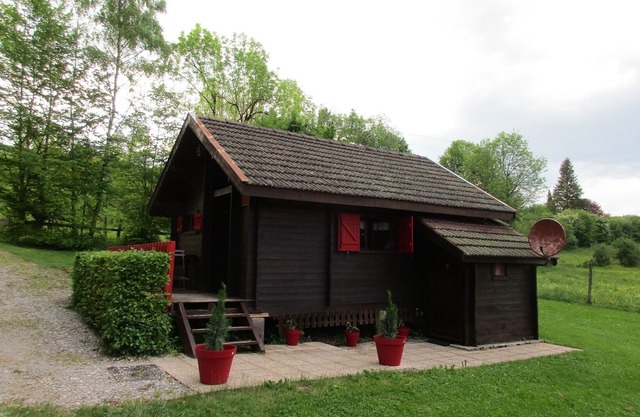 Freistehendes Chalet auf 1 Hektar Land in einem Dorf im Jura gebaut