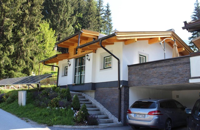 Freistehendes Chalet mit privatem Carport