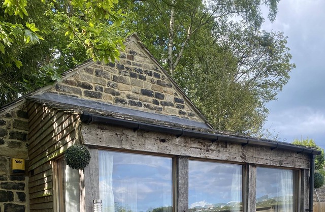 Detached cottage . Private drive gate property /dog friendly