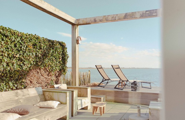 Frei stehende Dijkvilla im luxuriösen Beach Resort Makkum mit großer Terrasse, Panoramablick auf das Ijsselmeer und drei Schlafzimmern.