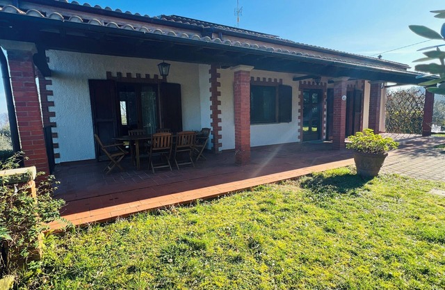 Detached house with swimming pool among the olive groves of Arezzo