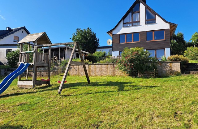 Freistehendes Haus mit idyllischem Seeblick