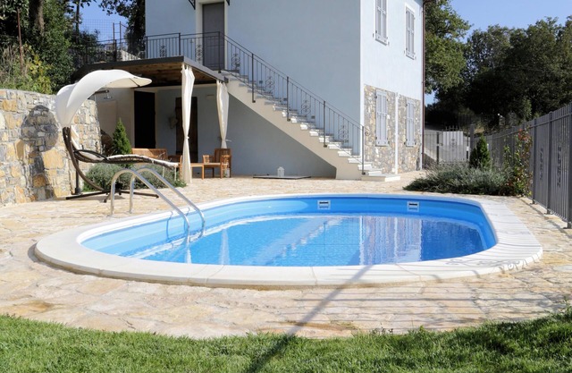 Freistehendes Haus mit Pool, freiem Blick, Grill und Privatparkplatz.