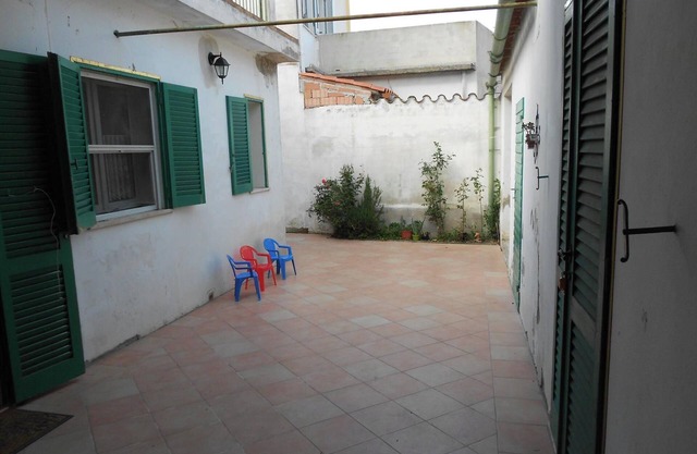 Detached house with courtyard and terrace, near the sea. Ideal for families.
