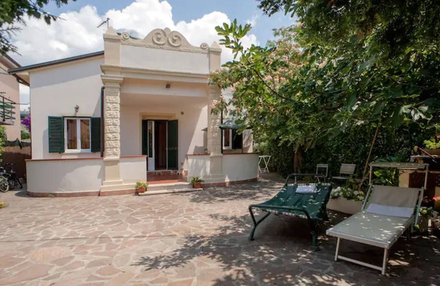 Detached house with fenced garden, in quiet but central location