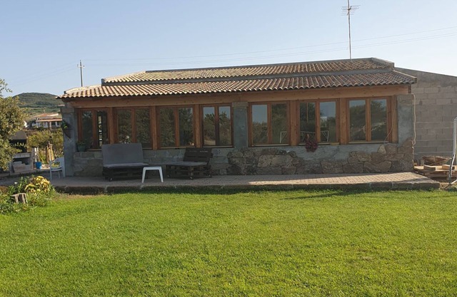 Detached house with garden with 2 rooms and a large hall.