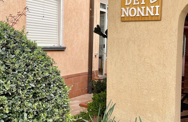 Detached house with private entrance, 4 bedrooms, 2 bathrooms and indoor parking space