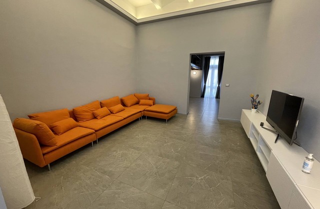 Detached house with terrace within walking distance of the city