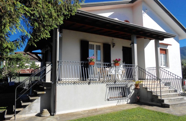Große unabhängige Wohnung in einer Doppelhaushälfte mit Garten in der Versilia