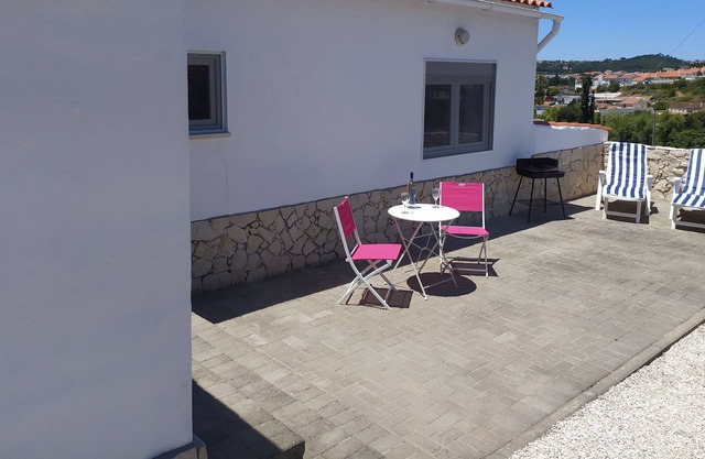 Freistehendes Cottage mit einem Schlafzimmer und privatem Parkplatz