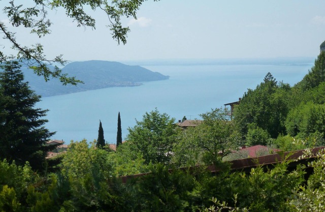 Freistehendes sonniges Ferienhaus mit See- und Bergblick, Pool, Pelletofen