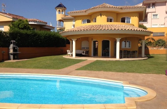 Detached villa for 6 people with private swimming-pool with direct sea views