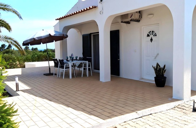 Detached villa in the middle of nature with sea views. A 20-minute walk to the beach