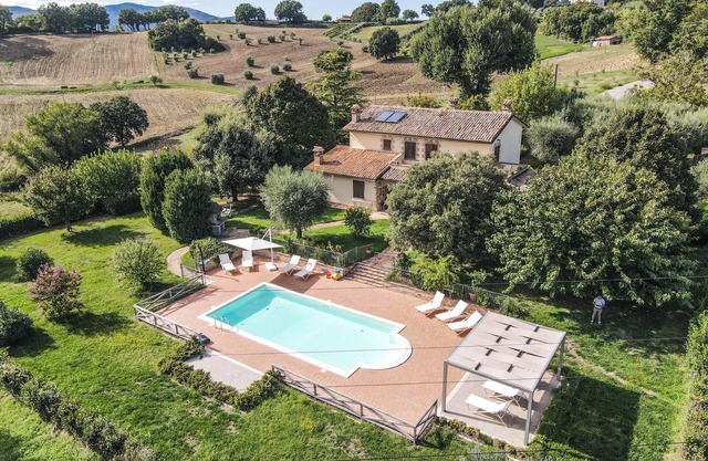 Villa mit umzäuntem Garten, privatem Pool und Klimaanlage, 1 km von Dorf.