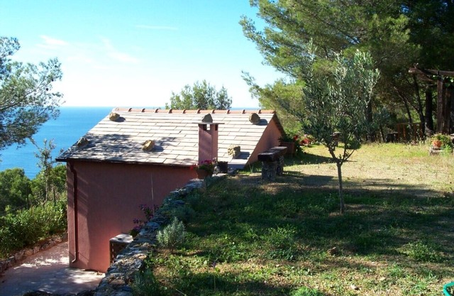Detached villa, near 5 Terre, sea view, with park and private parking space