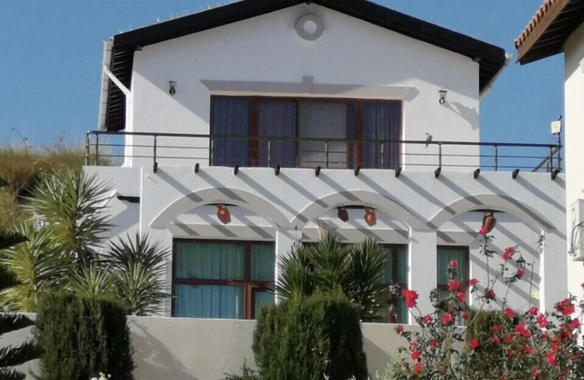 3 Schlafzimmer ~ 3 EnSuite ~ 4 Pools ~ Fitnessraum ~ Tennis ~ Restaurant ~ * Wifi (siehe Hinweise)