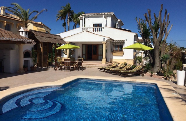 Freistehende Villa mit privatem beheiztem Pool. Volle Klimaanlage in allen Zimmern. Gratis Wifi.