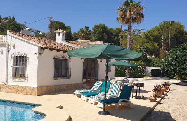 Freistehende Villa Sleeps 6/7, privater Pool, große Terrasse und Garten. Klimaanlage / WIFI!