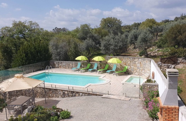 Schöne freistehende Villa mit privatem Pool in atemberaubender Lage
