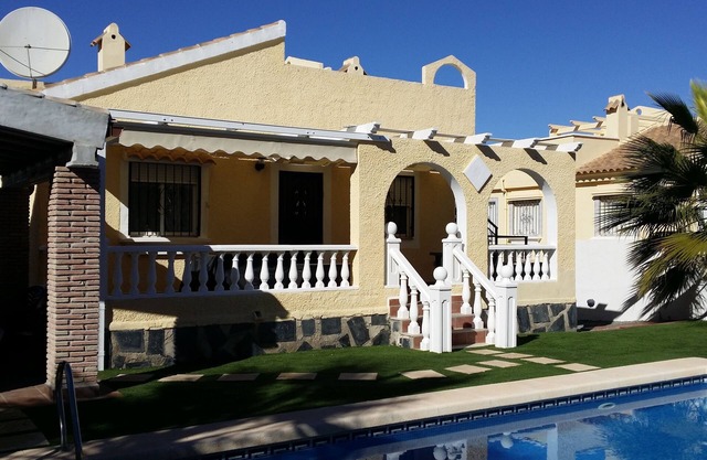 Freistehende Villa mit überdachtem Grill, privatem Pool und WLAN