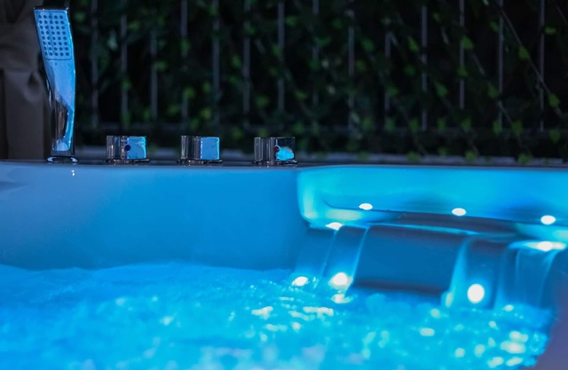 Freistehende Villa mit Whirlpool im Freien, Swimmingpool und Rasen