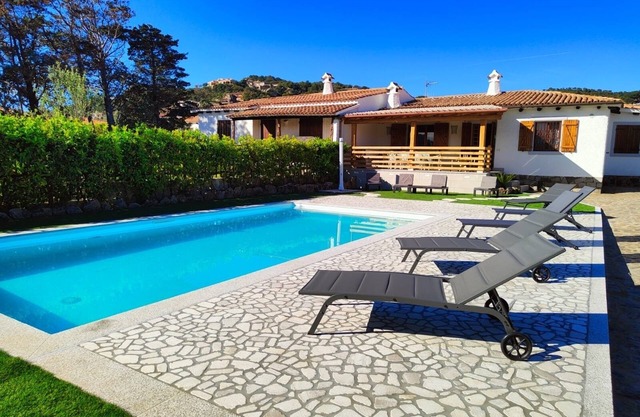 Unabhängige Villa mit großem Garten und Pool 50 Meter vom Meer entfernt