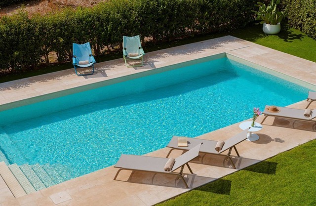 Detached villa with pool and English garden near the sea