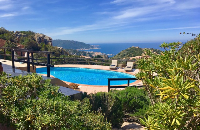 Freistehende und luxuriöse Villa mit privatem Pool und spektakulärem Meerblick
