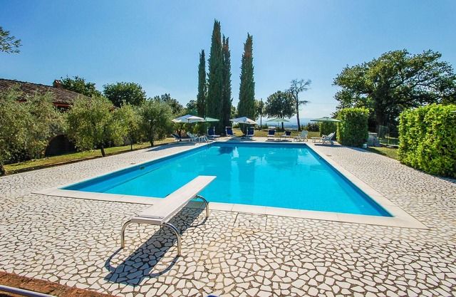 Freistehende Villa mit privatem Pool 80 km von Rom. 7 Schlafzimmer-15 plätze