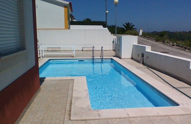 Freistehende Villa mit privatem Pool, umzäunten Garten und Sonne / Spielzimmer