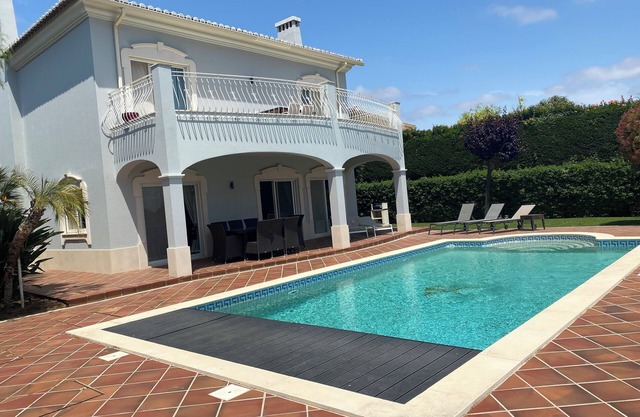Freistehende Villa mit Pool und Blick auf den Golfplatz, nahe dem Zentrum von Lagos, WLAN, Sky