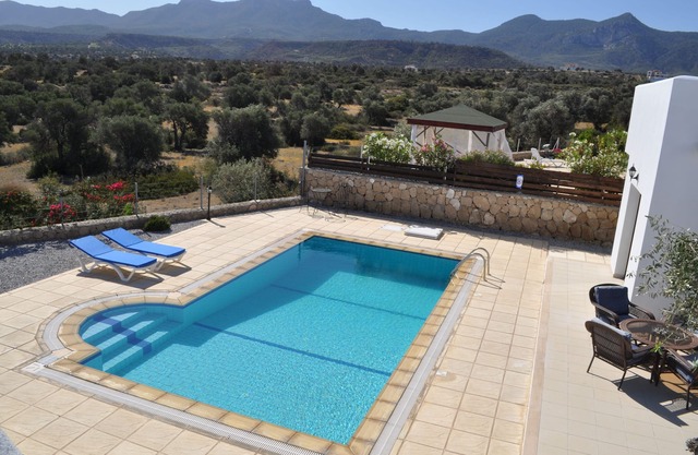 Freistehende Villa mit privatem Pool und herrlichem freiem Meer- und Bergblick