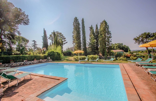 Freistehende Villa mit privatem Pool und umzäuntem Garten nahe Dorf